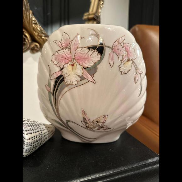 Seashell Porcelain Vase Pink Irises Butterfly 7.5” White Gold Trim - Picture 2 of 8